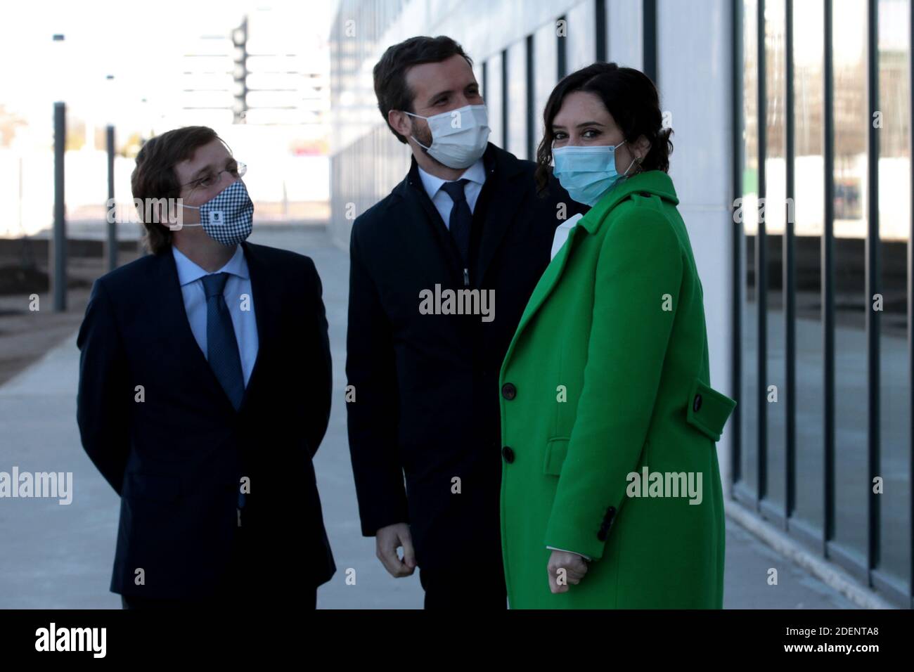 Madrid, Spagna, 01/12/2020.- Inaugurazione del nuovo Ospedale Isabel Zendal di Madrid: 80,000 metri quadrati, 1,000 posti letto e 50 unità di terapia intensiva (ICU) il presidente della Comunità di Madrid, Isabel Díaz Ayuso, ha presieduto l'inaugurazione del nuovo Centro di emergenza Isabel Zendal, situato a Valdebebas, Madrid, Costruito in tre mesi e ancora incompiuto e senza il personale necessario e senza nuove assunzioni di personale, il presidente di Madrid accompagnato dal sindaco José Luis Martínez-Almeida e Pablo Casado, (C) presidente del suo partito il Partito popolare (PP) Foto: Juan Carlos Foto Stock