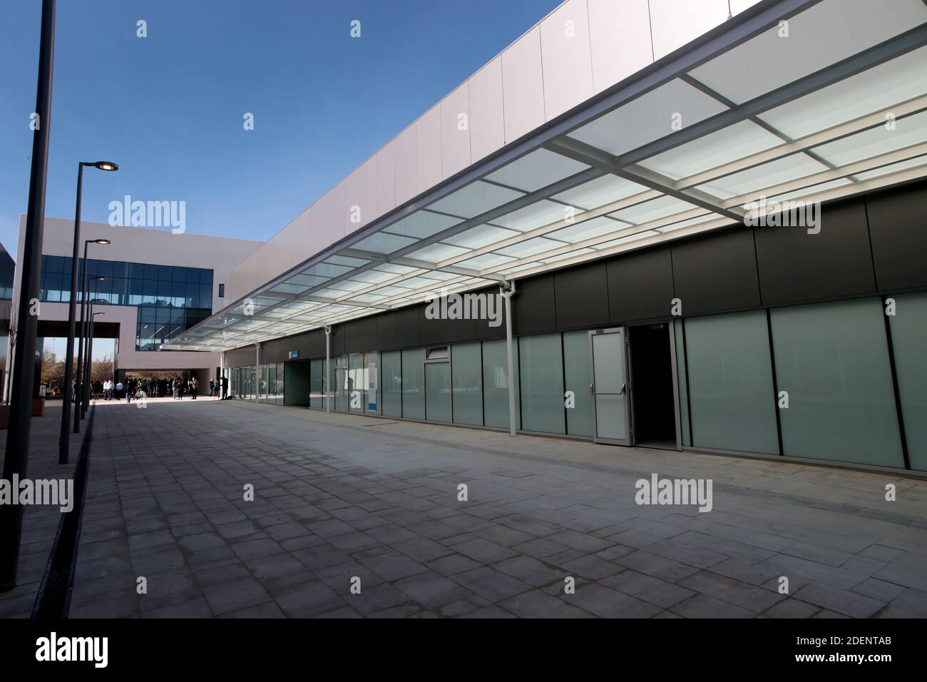 Madrid, Spagna, 01/12/2020.- Inaugurazione del nuovo Ospedale Isabel Zendal di Madrid: 80,000 metri quadrati, 1,000 posti letto e 50 unità di terapia intensiva (ICU) il presidente della Comunità di Madrid, Isabel Díaz Ayuso, ha presieduto l'inaugurazione del nuovo Centro di emergenza Isabel Zendal, situato a Valdebebas, Madrid, Costruito in tre mesi e ancora incompiuto e senza il personale necessario e senza nuove assunzioni di personale, il presidente di Madrid accompagnato dal sindaco José Luis Martínez-Almeida e Pablo Casado, presidente del suo partito il Partito popolare (PP) Foto: Juan Carlos Roja Foto Stock