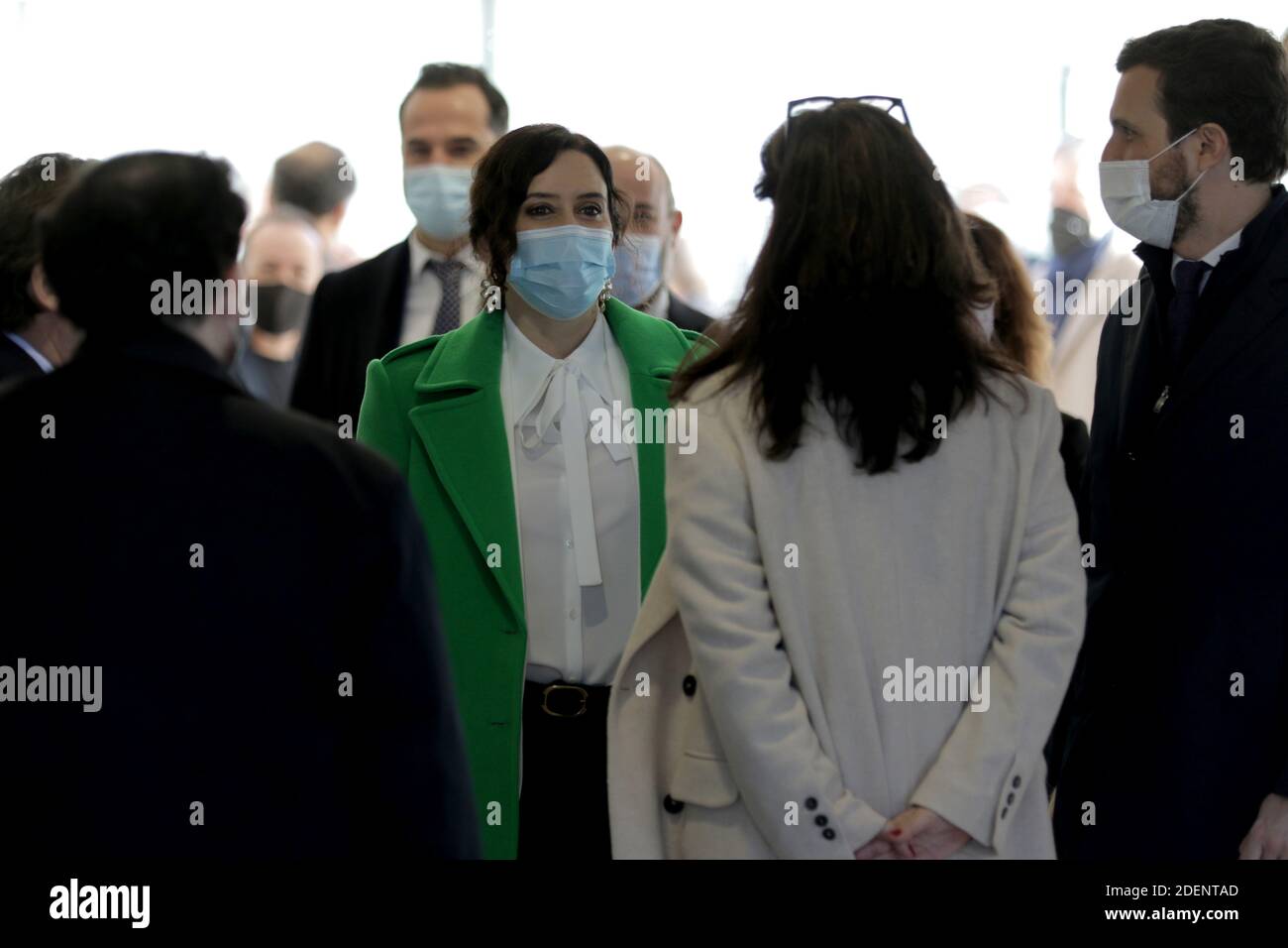 Madrid, Spagna, 01/12/2020.- Inaugurazione del nuovo Ospedale Isabel Zendal di Madrid: 80,000 metri quadrati, 1,000 posti letto e 50 unità di terapia intensiva (ICU) il presidente della Comunità di Madrid, Isabel Díaz Ayuso, ha presieduto l'inaugurazione del nuovo Centro di emergenza Isabel Zendal, situato a Valdebebas, Madrid, Costruito in tre mesi e ancora incompiuto e senza il personale necessario e senza nuove assunzioni di personale, il presidente di Madrid accompagnato dal sindaco José Luis Martínez-Almeida e Pablo Casado, presidente del suo partito il Partito popolare (PP) Foto: Juan Carlos Roja Foto Stock
