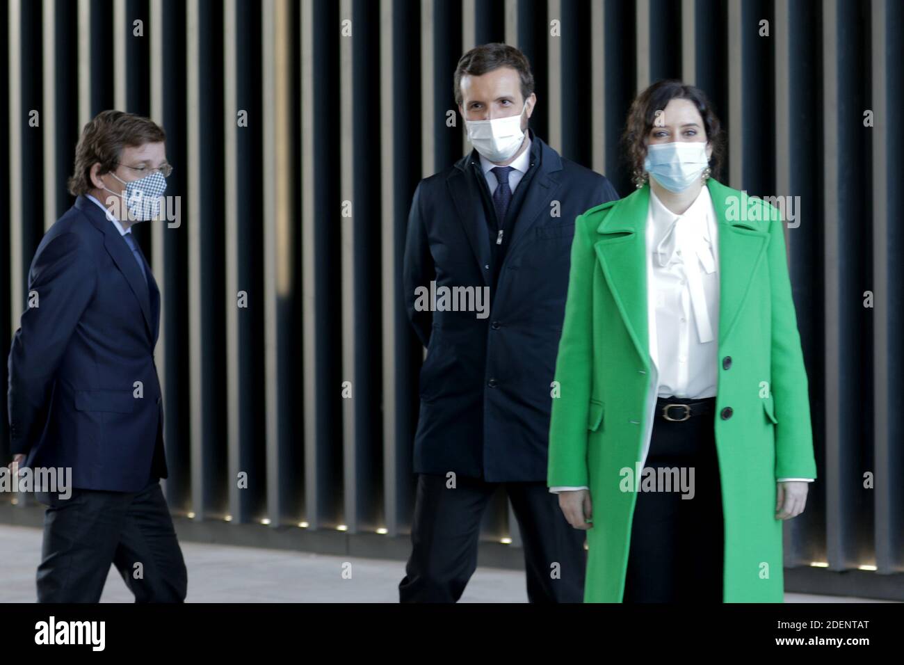 Madrid, Spagna, 01/12/2020.- Inaugurazione del nuovo Ospedale Isabel Zendal di Madrid: 80,000 metri quadrati, 1,000 posti letto e 50 unità di terapia intensiva (ICU) il presidente della Comunità di Madrid, Isabel Díaz Ayuso (R), ha presieduto l'inaugurazione del nuovo Centro di emergenza Isabel Zendal, situato a Valdebebas, Madrid, Costruito in tre mesi e ancora incompiuto e senza il personale necessario e senza nuove assunzioni di personale, il presidente di Madrid accompagnato dal sindaco José Luis Martínez-Almeida (L) e Pablo Casado, presidente del suo partito il Partito popolare (PP) Foto: Juan Car Foto Stock