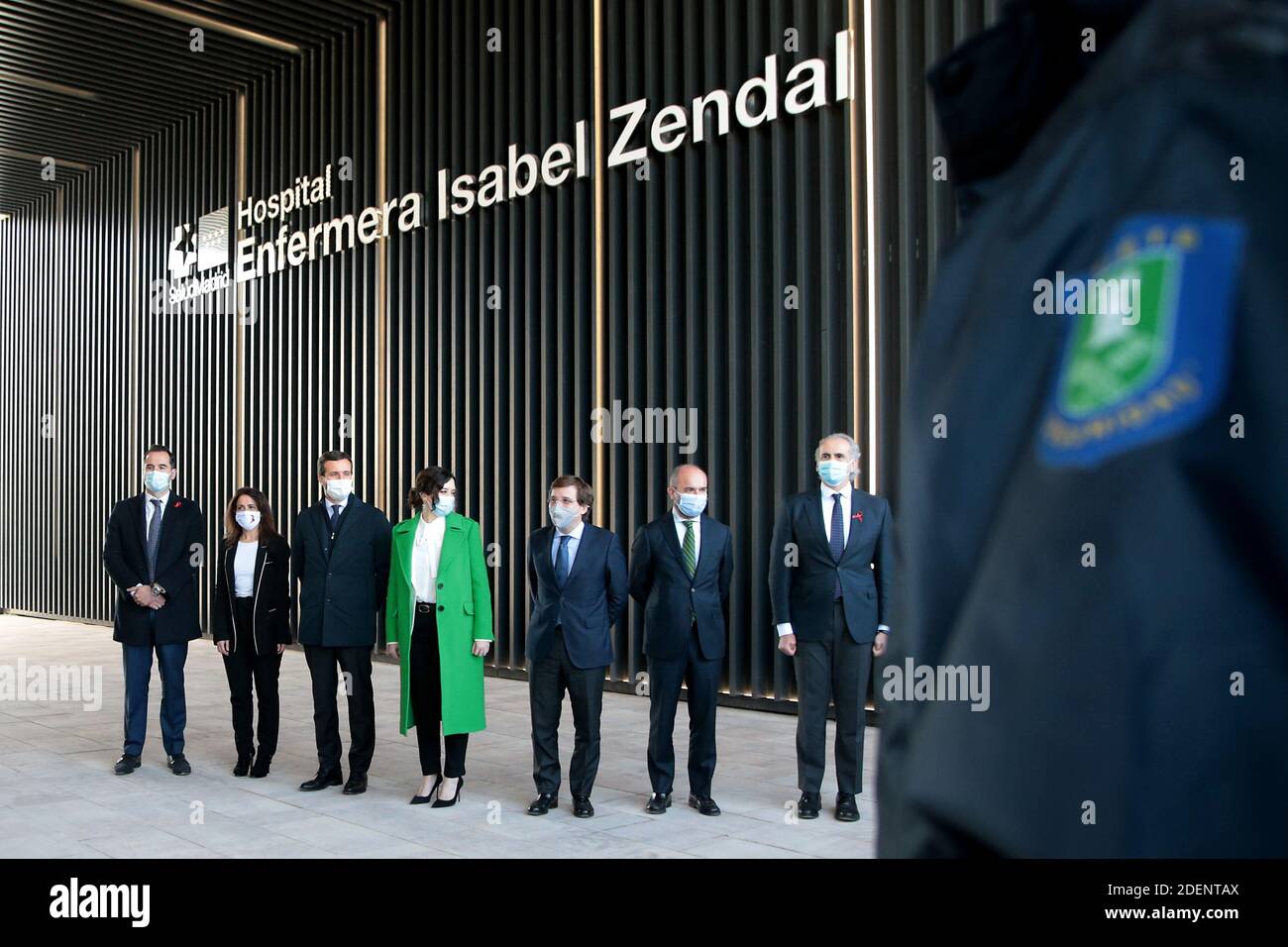 Madrid, Spagna, 01/12/2020.- Inaugurazione del nuovo Ospedale Isabel Zendal di Madrid: 80,000 metri quadrati, 1,000 posti letto e 50 unità di terapia intensiva (ICU) il presidente della Comunità di Madrid, Isabel Díaz Ayuso, ha presieduto l'inaugurazione del nuovo Centro di emergenza Isabel Zendal, situato a Valdebebas, Madrid, Costruito in tre mesi e ancora incompiuto e senza il personale necessario e senza nuove assunzioni di personale, il presidente di Madrid accompagnato dal sindaco José Luis Martínez-Almeida e Pablo Casado, presidente del suo partito il Partito popolare (PP) Foto: Juan Carlos Roja Foto Stock