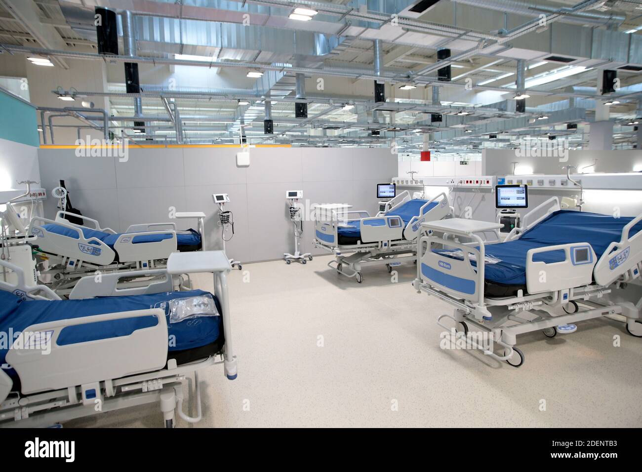 Madrid, Spagna, 01/12/2020.- Inaugurazione del nuovo Ospedale Isabel Zendal di Madrid: 80,000 metri quadrati, 1,000 posti letto e 50 unità di terapia intensiva (ICU) il presidente della Comunità di Madrid, Isabel Díaz Ayuso, ha presieduto l'inaugurazione del nuovo Centro di emergenza Isabel Zendal, situato a Valdebebas, Madrid, Costruito in tre mesi e ancora incompiuto e senza il personale necessario e senza nuove assunzioni di personale, il presidente di Madrid accompagnato dal sindaco José Luis Martínez-Almeida e Pablo Casado, presidente del suo partito il Partito popolare (PP) Foto: Juan Carlos Roja Foto Stock