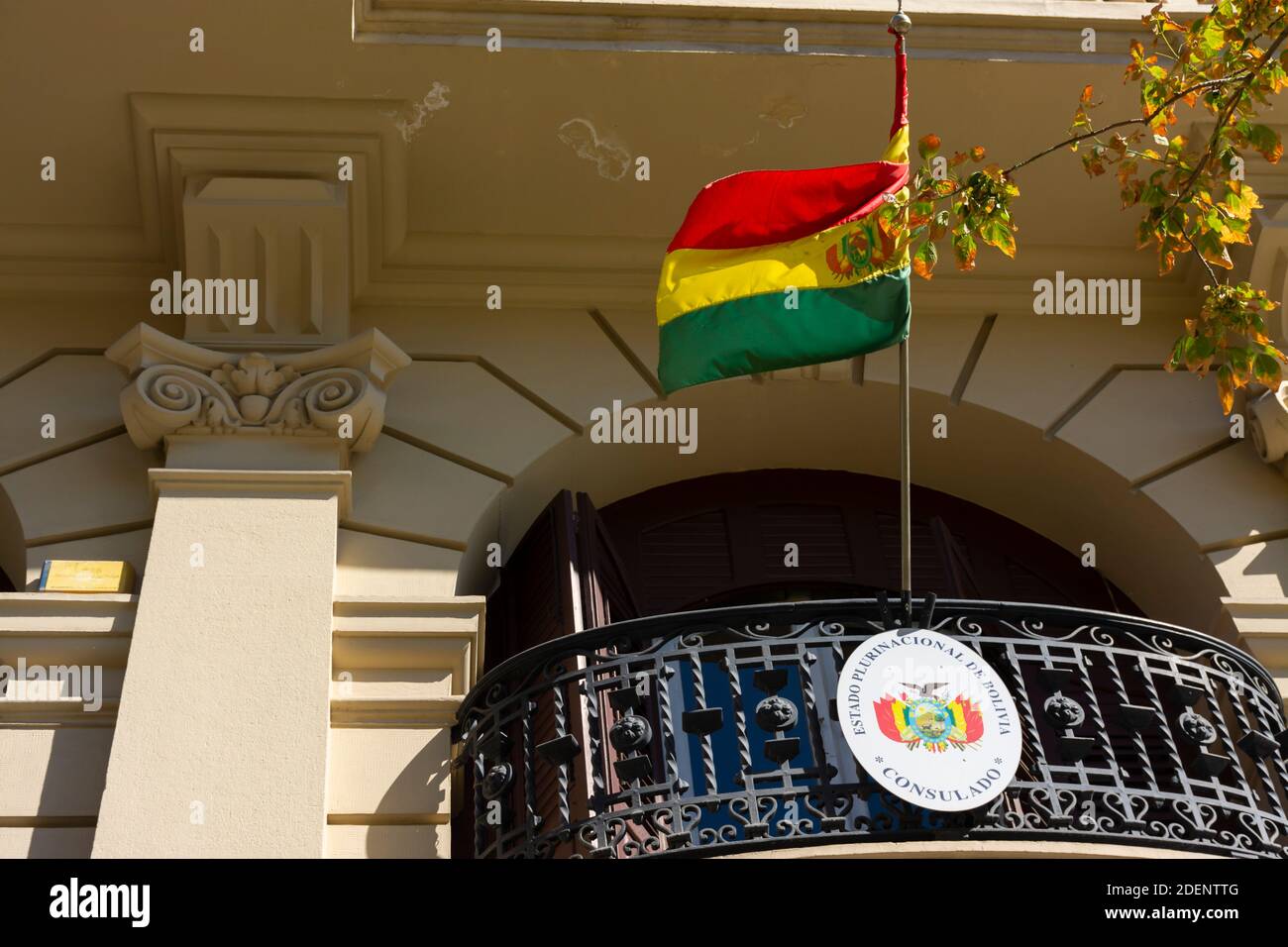Valencia, Spagna. 27 settembre 2020: Bandiera e stemma del consolato plurinazionale della Bolivia sulla facciata di un edificio nella città cen Foto Stock