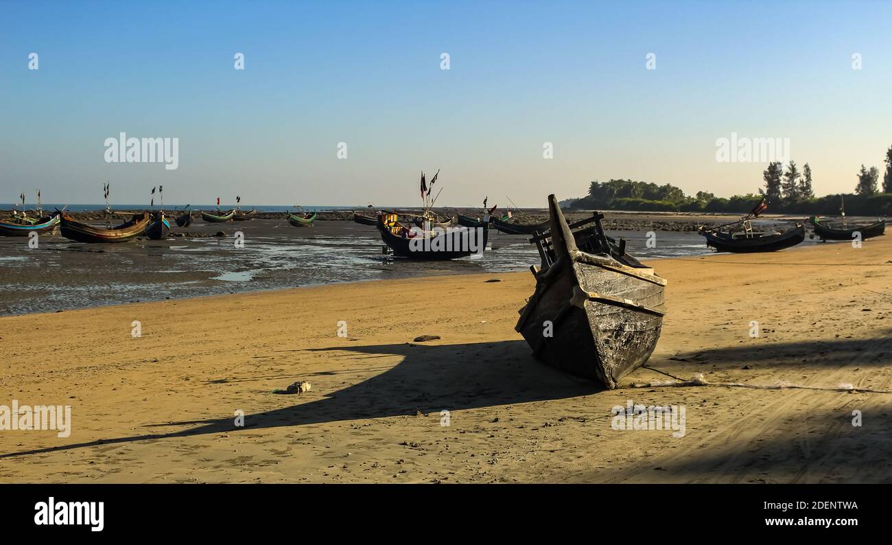 Barca inutilizzata nella costa dell'isola di saint martin per rifare Foto Stock