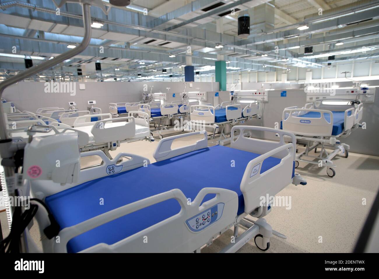 Madrid, Spagna, 01/12/2020.- Inaugurazione del nuovo Ospedale Isabel Zendal di Madrid: 80,000 metri quadrati, 1,000 posti letto e 50 unità di terapia intensiva (ICU) il presidente della Comunità di Madrid, Isabel Díaz Ayuso, ha presieduto l'inaugurazione del nuovo Centro di emergenza Isabel Zendal, situato a Valdebebas, Madrid, Costruito in tre mesi e ancora incompiuto e senza il personale necessario e senza nuove assunzioni di personale, il presidente di Madrid accompagnato dal sindaco José Luis Martínez-Almeida e Pablo Casado, presidente del suo partito il Partito popolare (PP) Foto: Juan Carlos Roja Foto Stock