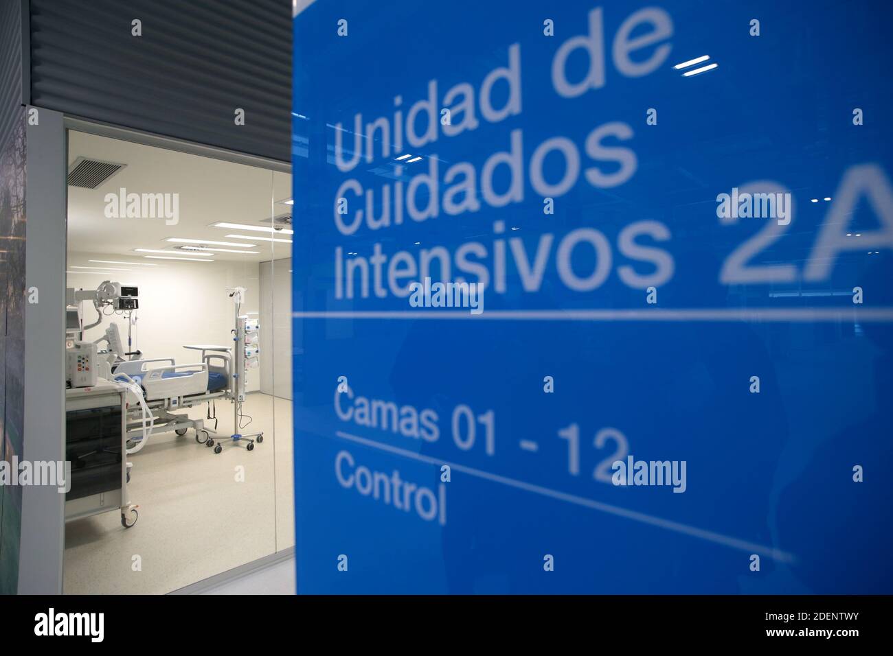 Madrid, Spagna, 01/12/2020.- Inaugurazione del nuovo Ospedale Isabel Zendal di Madrid: 80,000 metri quadrati, 1,000 posti letto e 50 unità di terapia intensiva (ICU) il presidente della Comunità di Madrid, Isabel Díaz Ayuso, ha presieduto l'inaugurazione del nuovo Centro di emergenza Isabel Zendal, situato a Valdebebas, Madrid, Costruito in tre mesi e ancora incompiuto e senza il personale necessario e senza nuove assunzioni di personale, il presidente di Madrid accompagnato dal sindaco José Luis Martínez-Almeida e Pablo Casado, presidente del suo partito il Partito popolare (PP) Foto: Juan Carlos Roja Foto Stock