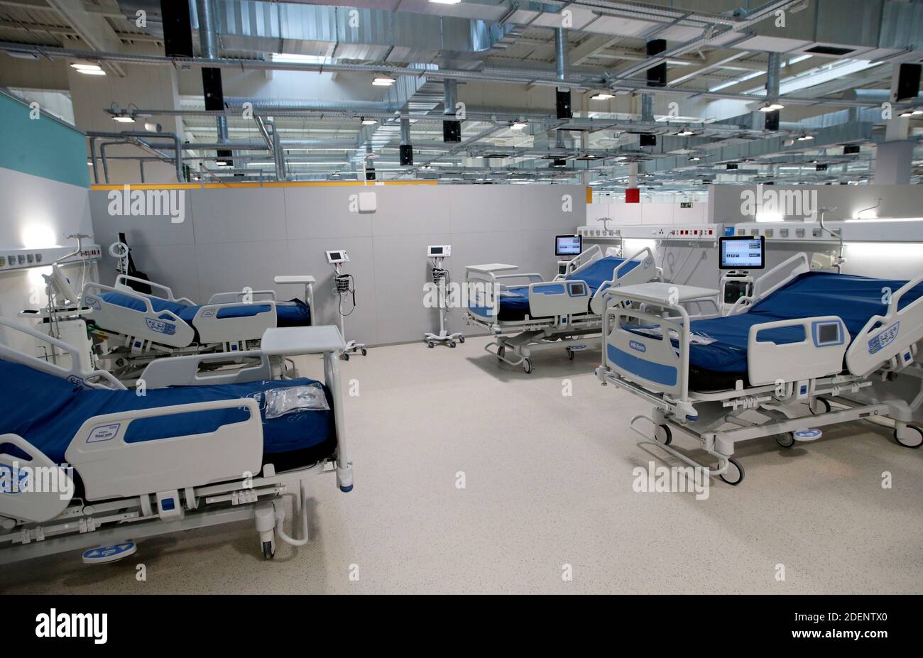 Madrid, Spagna, 01/12/2020.- Inaugurazione del nuovo Ospedale Isabel Zendal di Madrid: 80,000 metri quadrati, 1,000 posti letto e 50 unità di terapia intensiva (ICU) il presidente della Comunità di Madrid, Isabel Díaz Ayuso, ha presieduto l'inaugurazione del nuovo Centro di emergenza Isabel Zendal, situato a Valdebebas, Madrid, Costruito in tre mesi e ancora incompiuto e senza il personale necessario e senza nuove assunzioni di personale, il presidente di Madrid accompagnato dal sindaco José Luis Martínez-Almeida e Pablo Casado, presidente del suo partito il Partito popolare (PP) Foto: Juan Carlos Roja Foto Stock