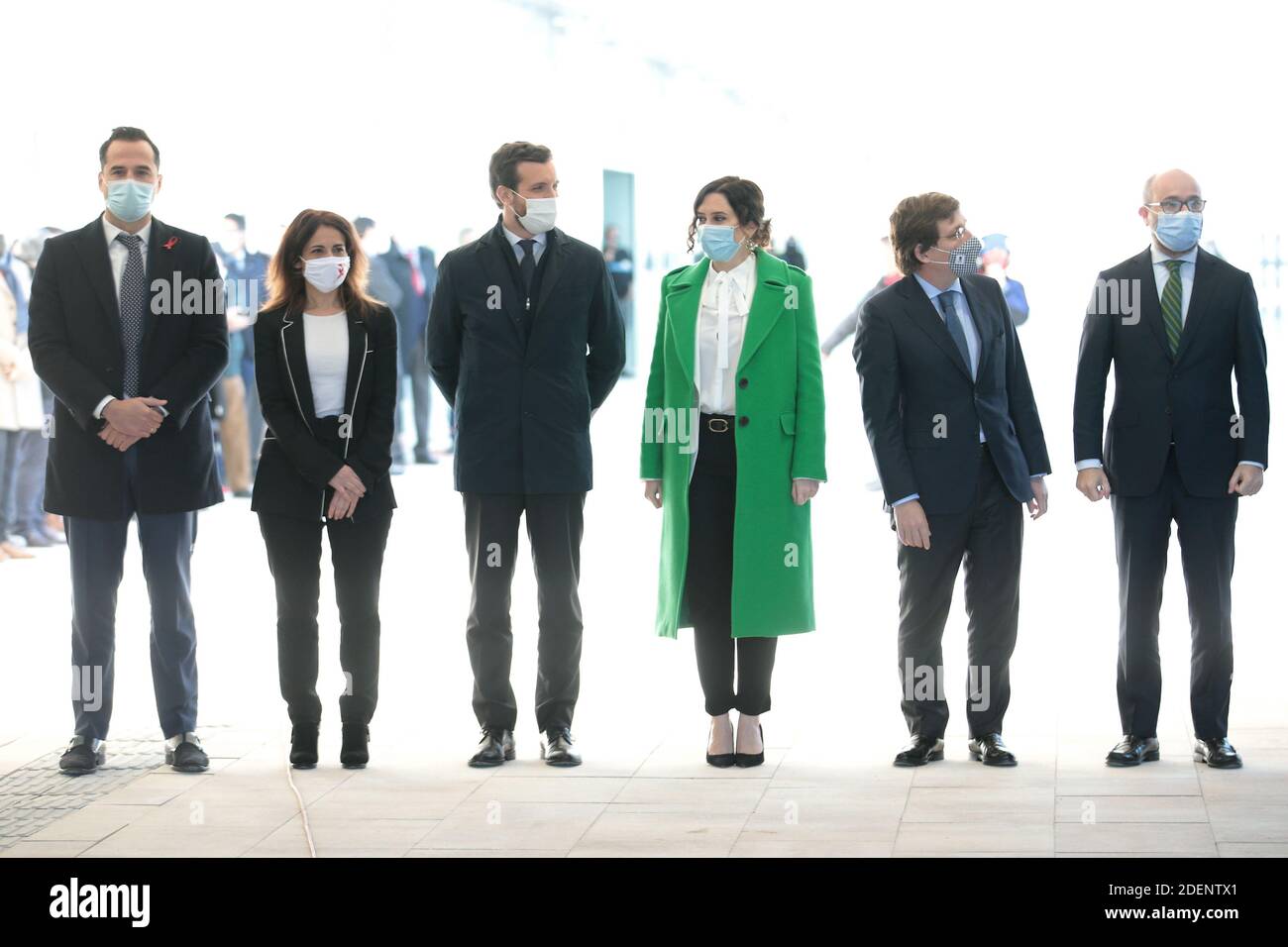 Madrid, Spagna, 01/12/2020.- Inaugurazione del nuovo Ospedale Isabel Zendal di Madrid: 80,000 metri quadrati, 1,000 posti letto e 50 unità di terapia intensiva (ICU) il presidente della Comunità di Madrid, Isabel Díaz Ayuso, ha presieduto l'inaugurazione del nuovo Centro di emergenza Isabel Zendal, situato a Valdebebas, Madrid, Costruito in tre mesi e ancora incompiuto e senza il personale necessario e senza nuove assunzioni di personale, il presidente di Madrid accompagnato dal sindaco José Luis Martínez-Almeida e Pablo Casado, presidente del suo partito il Partito popolare (PP) Foto: Juan Carlos Roja Foto Stock