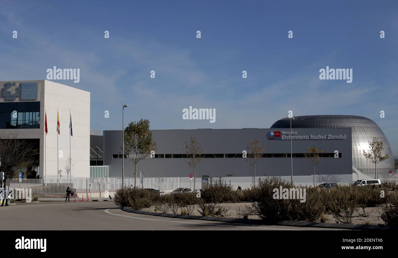 Madrid, Spagna, 01/12/2020.- Inaugurazione del nuovo Ospedale Isabel Zendal di Madrid: 80,000 metri quadrati, 1,000 posti letto e 50 unità di terapia intensiva (ICU) il presidente della Comunità di Madrid, Isabel Díaz Ayuso, ha presieduto l'inaugurazione del nuovo Centro di emergenza Isabel Zendal, situato a Valdebebas, Madrid, Costruito in tre mesi e ancora incompiuto e senza il personale necessario e senza nuove assunzioni di personale, il presidente di Madrid accompagnato dal sindaco José Luis Martínez-Almeida e Pablo Casado, presidente del suo partito il Partito popolare (PP) Foto: Juan Carlos Roja Foto Stock