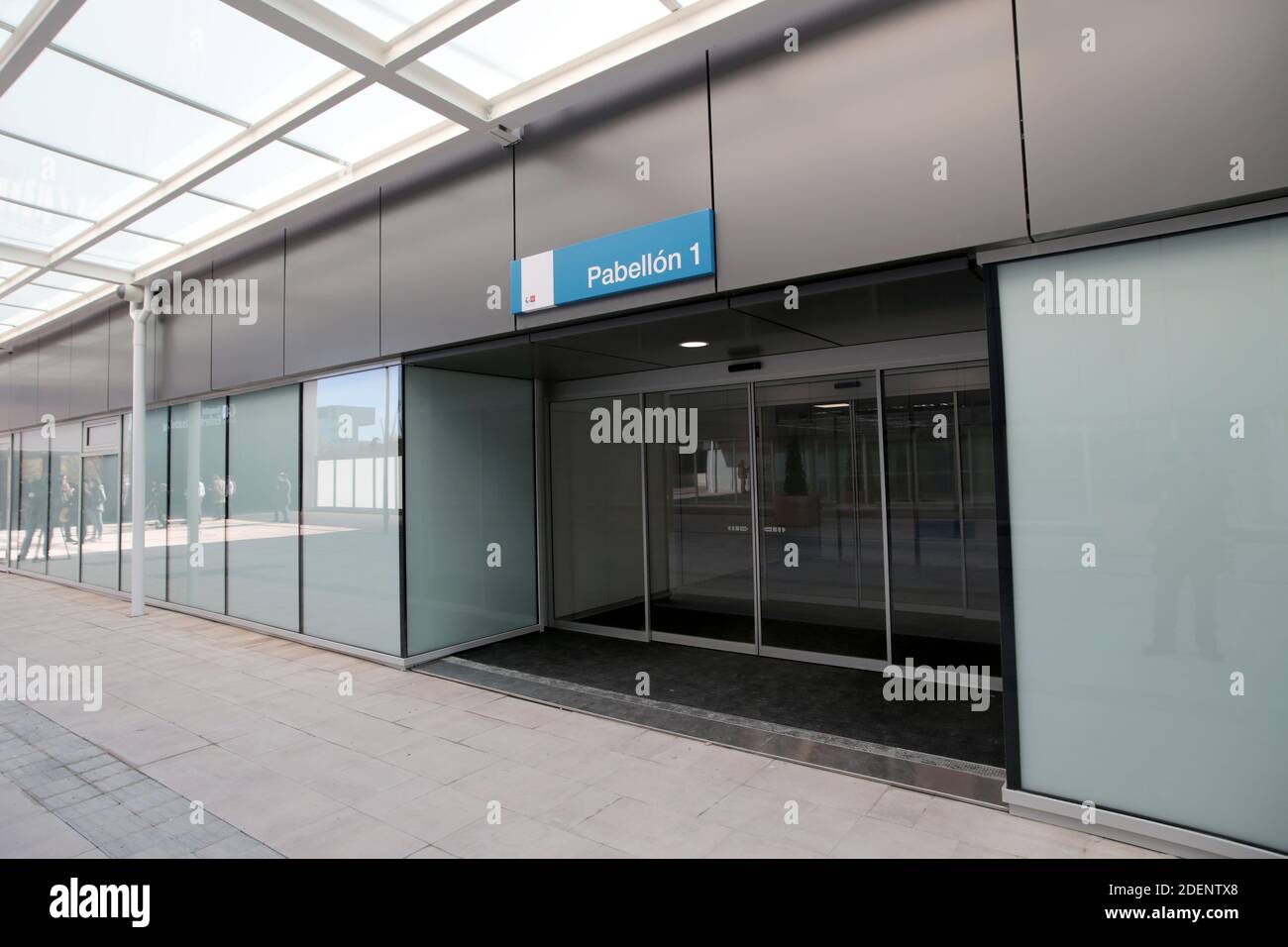 Madrid, Spagna, 01/12/2020.- Inaugurazione del nuovo Ospedale Isabel Zendal di Madrid: 80,000 metri quadrati, 1,000 posti letto e 50 unità di terapia intensiva (ICU) il presidente della Comunità di Madrid, Isabel Díaz Ayuso, ha presieduto l'inaugurazione del nuovo Centro di emergenza Isabel Zendal, situato a Valdebebas, Madrid, Costruito in tre mesi e ancora incompiuto e senza il personale necessario e senza nuove assunzioni di personale, il presidente di Madrid accompagnato dal sindaco José Luis Martínez-Almeida e Pablo Casado, presidente del suo partito il Partito popolare (PP) Foto: Juan Carlos Roja Foto Stock