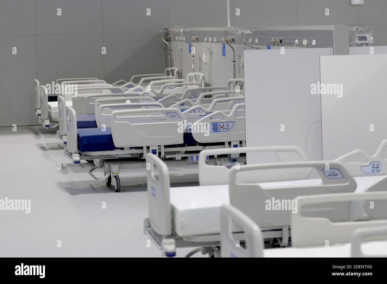 Madrid, Spagna, 01/12/2020.- Inaugurazione del nuovo Ospedale Isabel Zendal di Madrid: 80,000 metri quadrati, 1,000 posti letto e 50 unità di terapia intensiva (ICU) il presidente della Comunità di Madrid, Isabel Díaz Ayuso, ha presieduto l'inaugurazione del nuovo Centro di emergenza Isabel Zendal, situato a Valdebebas, Madrid, Costruito in tre mesi e ancora incompiuto e senza il personale necessario e senza nuove assunzioni di personale, il presidente di Madrid accompagnato dal sindaco José Luis Martínez-Almeida e Pablo Casado, presidente del suo partito il Partito popolare (PP) Foto: Juan Carlos Roja Foto Stock