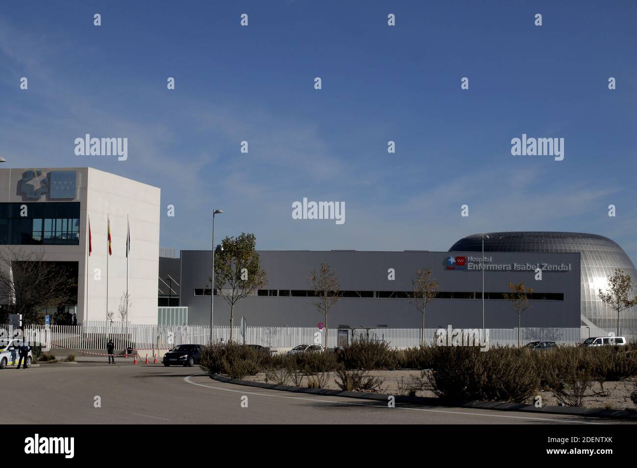 Madrid, Spagna, 01/12/2020.- Inaugurazione del nuovo Ospedale Isabel Zendal di Madrid: 80,000 metri quadrati, 1,000 posti letto e 50 unità di terapia intensiva (ICU) il presidente della Comunità di Madrid, Isabel Díaz Ayuso, ha presieduto l'inaugurazione del nuovo Centro di emergenza Isabel Zendal, situato a Valdebebas, Madrid, Costruito in tre mesi e ancora incompiuto e senza il personale necessario e senza nuove assunzioni di personale, il presidente di Madrid accompagnato dal sindaco José Luis Martínez-Almeida e Pablo Casado, presidente del suo partito il Partito popolare (PP) Foto: Juan Carlos Roja Foto Stock