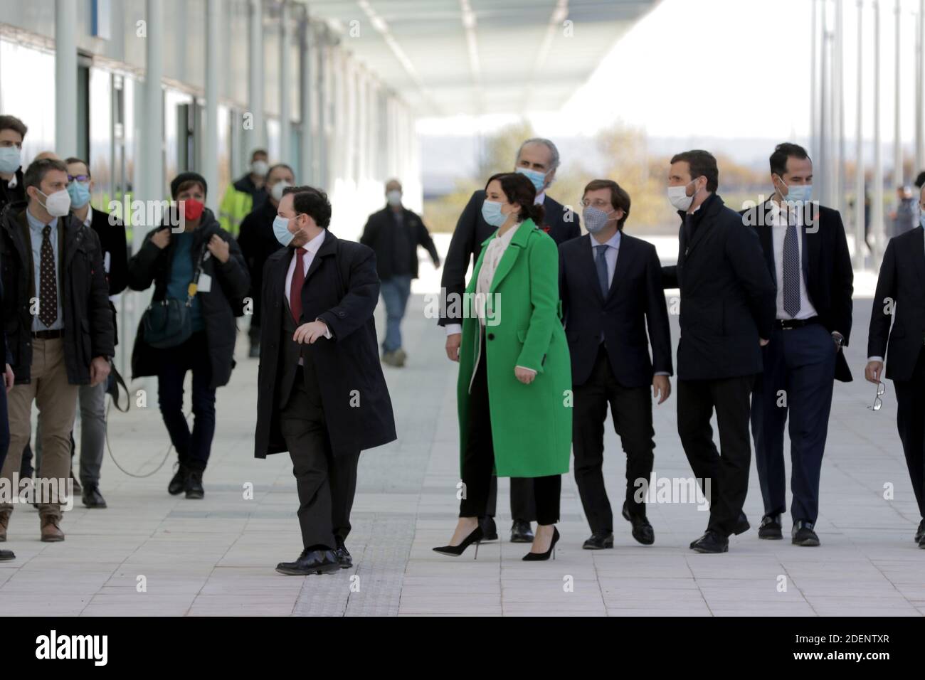Madrid, Spagna, 01/12/2020.- Inaugurazione del nuovo Ospedale Isabel Zendal di Madrid: 80,000 metri quadrati, 1,000 posti letto e 50 unità di terapia intensiva (ICU) il presidente della Comunità di Madrid, Isabel Díaz Ayuso, ha presieduto l'inaugurazione del nuovo Centro di emergenza Isabel Zendal, situato a Valdebebas, Madrid, Costruito in tre mesi e ancora incompiuto e senza il personale necessario e senza nuove assunzioni di personale, il presidente di Madrid accompagnato dal sindaco José Luis Martínez-Almeida e Pablo Casado, presidente del suo partito il Partito popolare (PP) Foto: Juan Carlos Roja Foto Stock