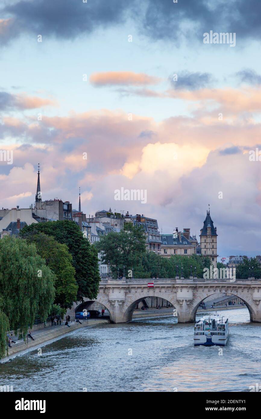 Twilight su Pont Neuf, Senna e gli edifici di Ile de la Cite, Parigi Francia Foto Stock