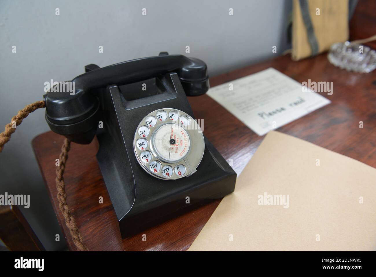 Vecchio telefono nero in bachelite Foto Stock
