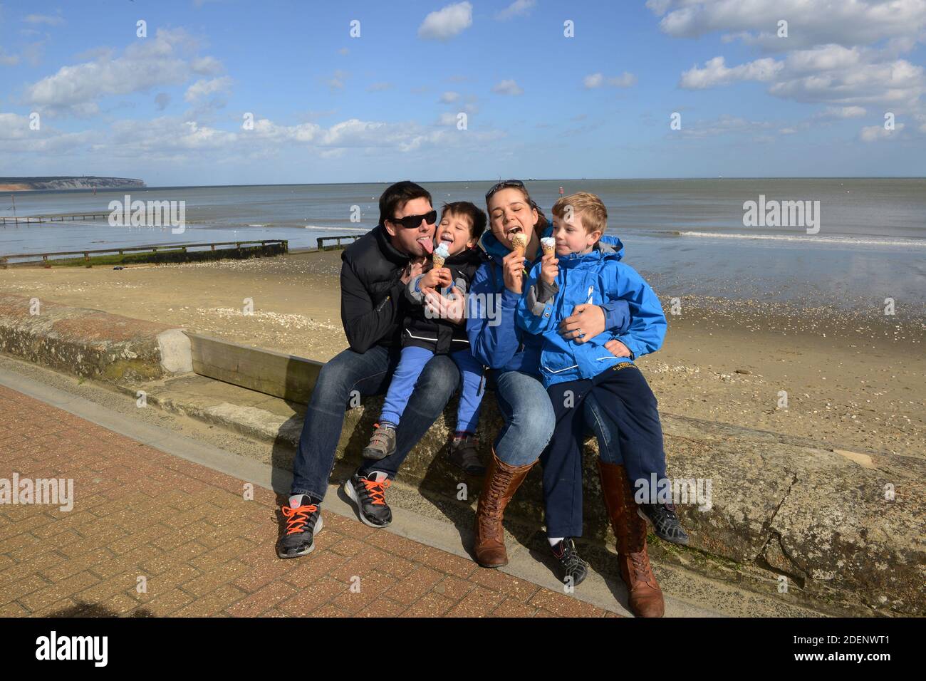 La famiglia Shanklin Isle of Wight gusterete un gelato sul lungomare. Foto Stock