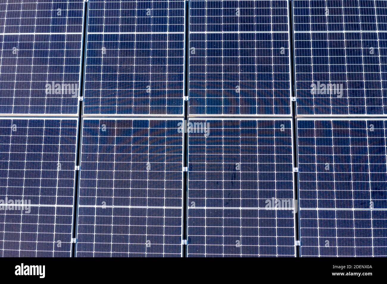 Vista aerea dei pannelli solari blu in una griglia quadrata schema su un tetto residenziale Foto Stock