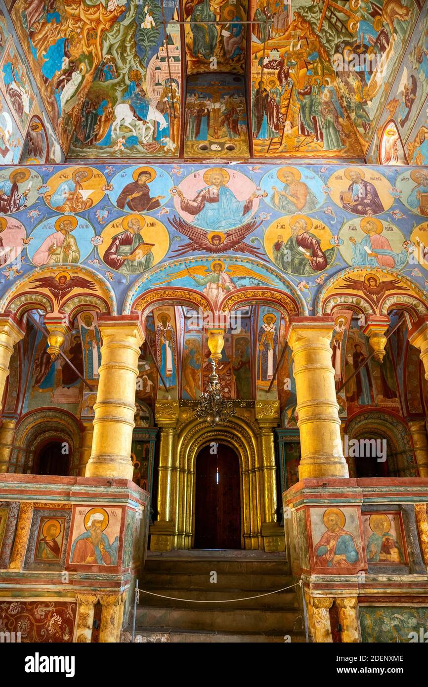 ROSTOV VELIKY, RUSSIA - 12 MAGGIO 2019: Chiesa del Salvatore sul Senio nel Cremlino di Rostov. Altare, affreschi raffiguranti vari santi e sc biblico Foto Stock