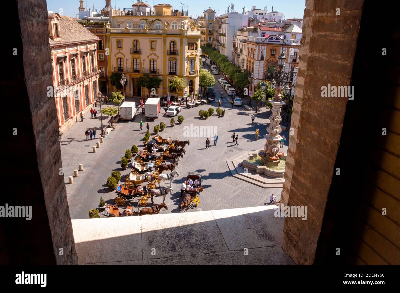 Plaza Virgen de los Reyes e la fontana Fuente Farola a Siviglia, Spagna. Foto Stock