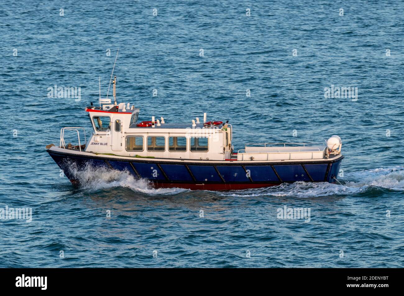 il jenny blu piacere passeggero gita in barca o traghetto sulla base di cowes sull'isola di wight in corso sul solent. Foto Stock