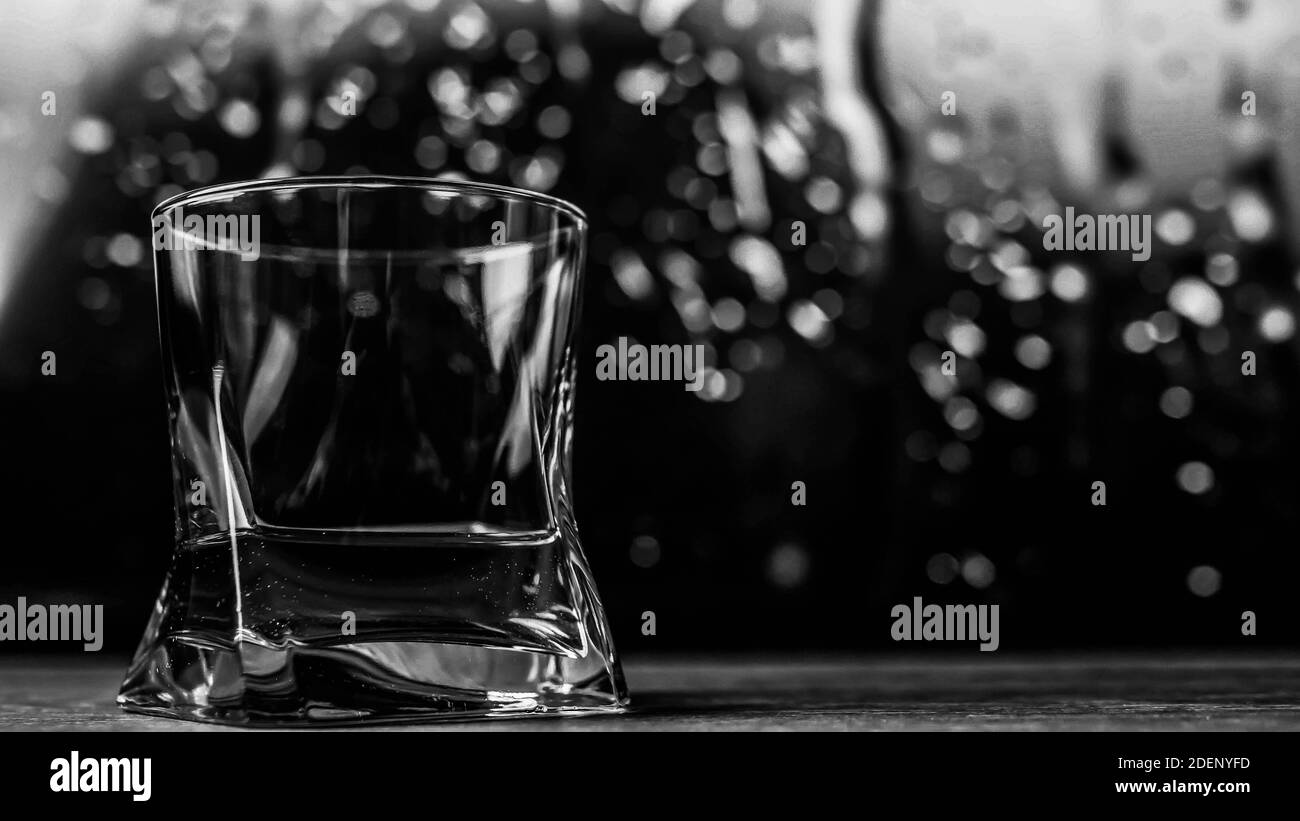 Bicchiere con bevanda alcolica in bianco e nero. Sbattere in un primo piano di vetro. Foto Stock