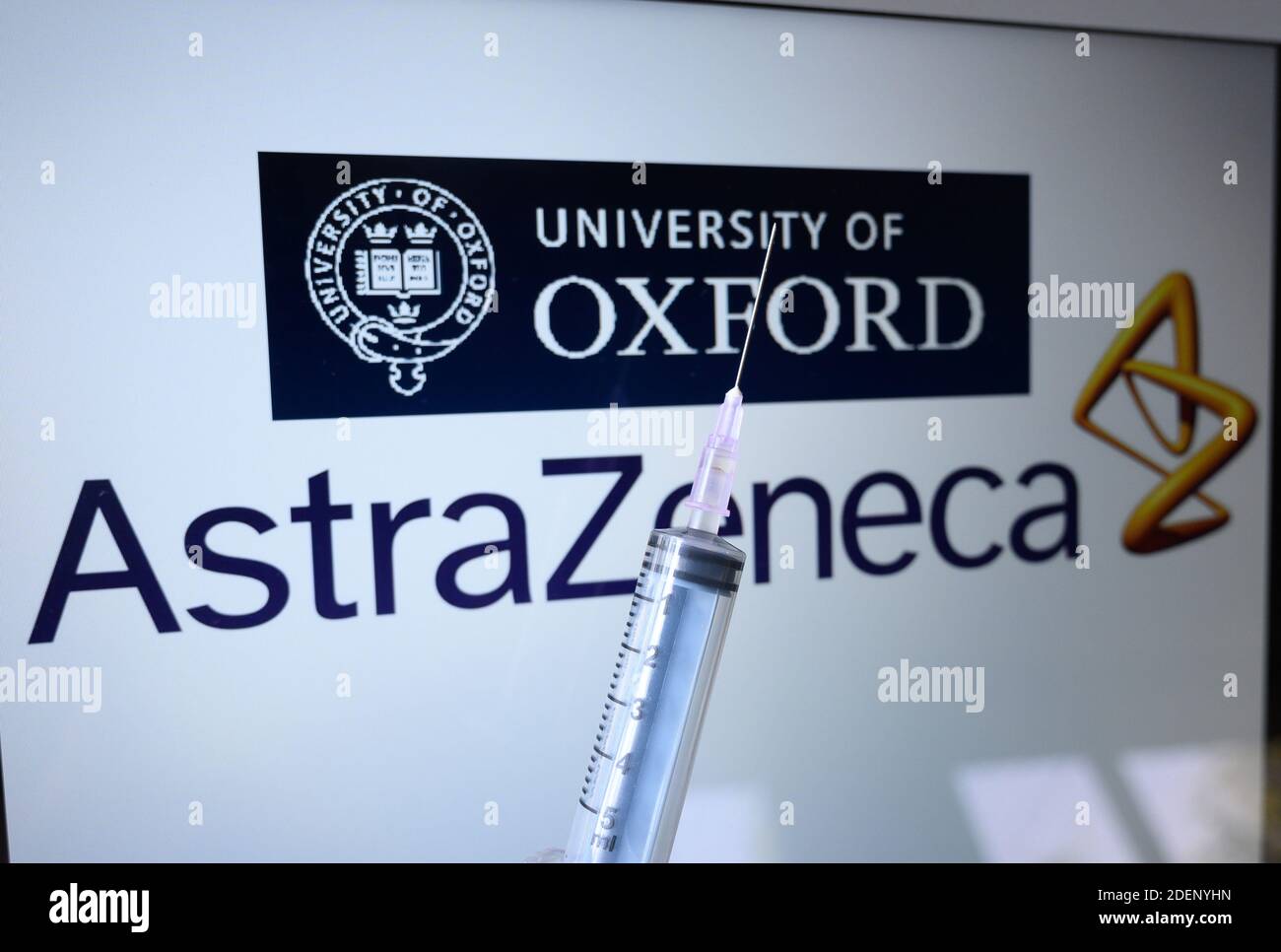 Secondo i migliori scienziati dell’Organizzazione mondiale della sanità, sono necessari ulteriori dati per determinare se il vaccino del coronavirus sviluppato dall’Università di Oxford e da AstraZeneca funzioni. Oxford e AstraZeneca hanno riferito che il loro vaccino è risultato efficace al 62% nelle persone che hanno ricevuto due dosi e al 90% quando ai volontari è stata somministrata una mezza dose seguita da una dose completa. Questa foto è stata scattata a Tehatta, Nadia, Bengala Occidentale; India. Foto Stock