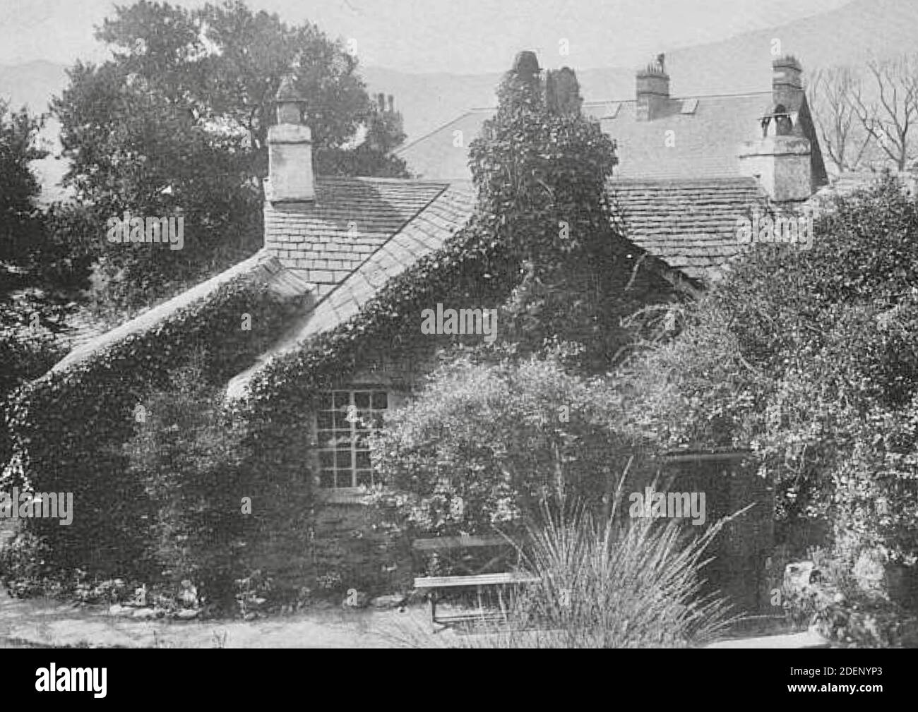Dove Cottage è una casa ai margini di Grasmere nel Lake District in Inghilterra. È meglio conosciuta come la casa del poeta William Wordsworth Foto Stock