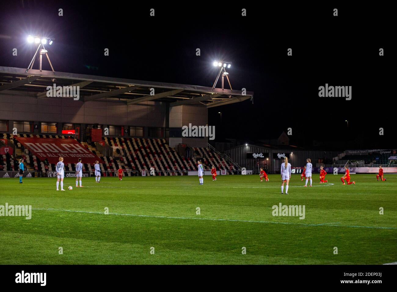 Newport, Regno Unito. 01 dicembre 2020. Il Galles (L) prende un ginocchio mentre la Bielorussia inizia. UEFA Women's Euro 2022 qualification match, gruppo c, Galles Women contro Bielorussia alla Rodney Parade di Newport, Galles del Sud, martedì 1 dicembre 2020. PIC by Lewis Mitchell/Andrew Orchard sports photography/Alamy Live News Credit: Andrew Orchard sports photography/Alamy Live News Foto Stock