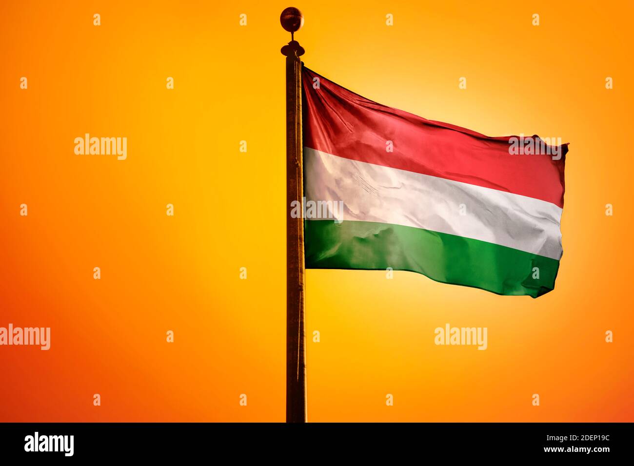 Bandiera ungherese, bandiera che sventola all'alba Foto Stock