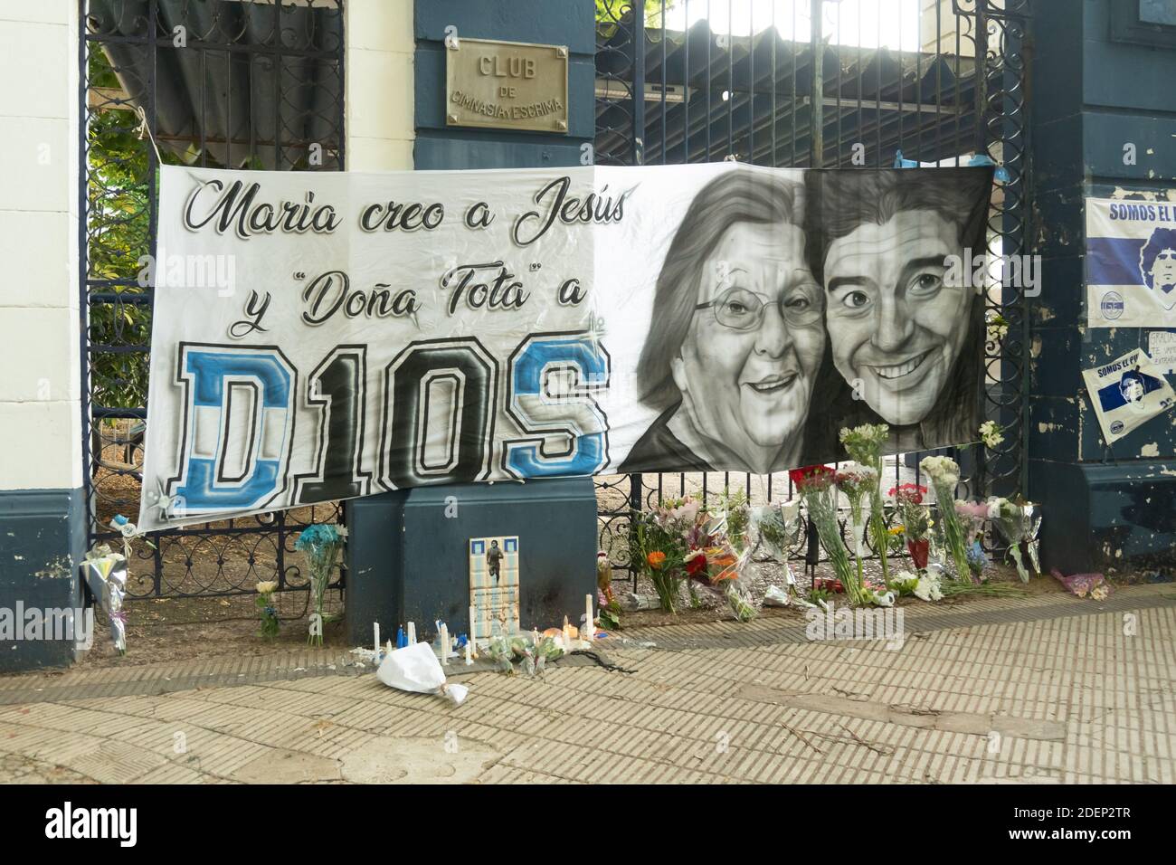 La Plata, Provincia di Buenos Aires, Argentina; 11 25 2020: Giorno della morte di Diego Maradona, 'Gimnasia de la Plata', ingresso al club di calcio. Foto Stock