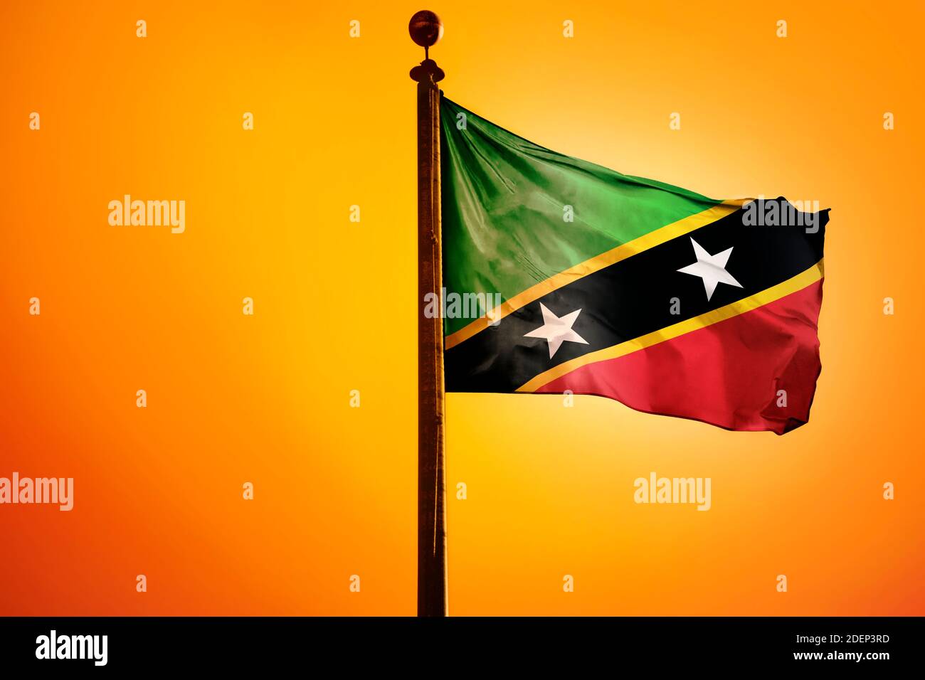 Saint Kitts e Nevis, Federazione di Saint Kitts e Nevis Bandiera, Bandiera sventolando con l'alba Foto Stock