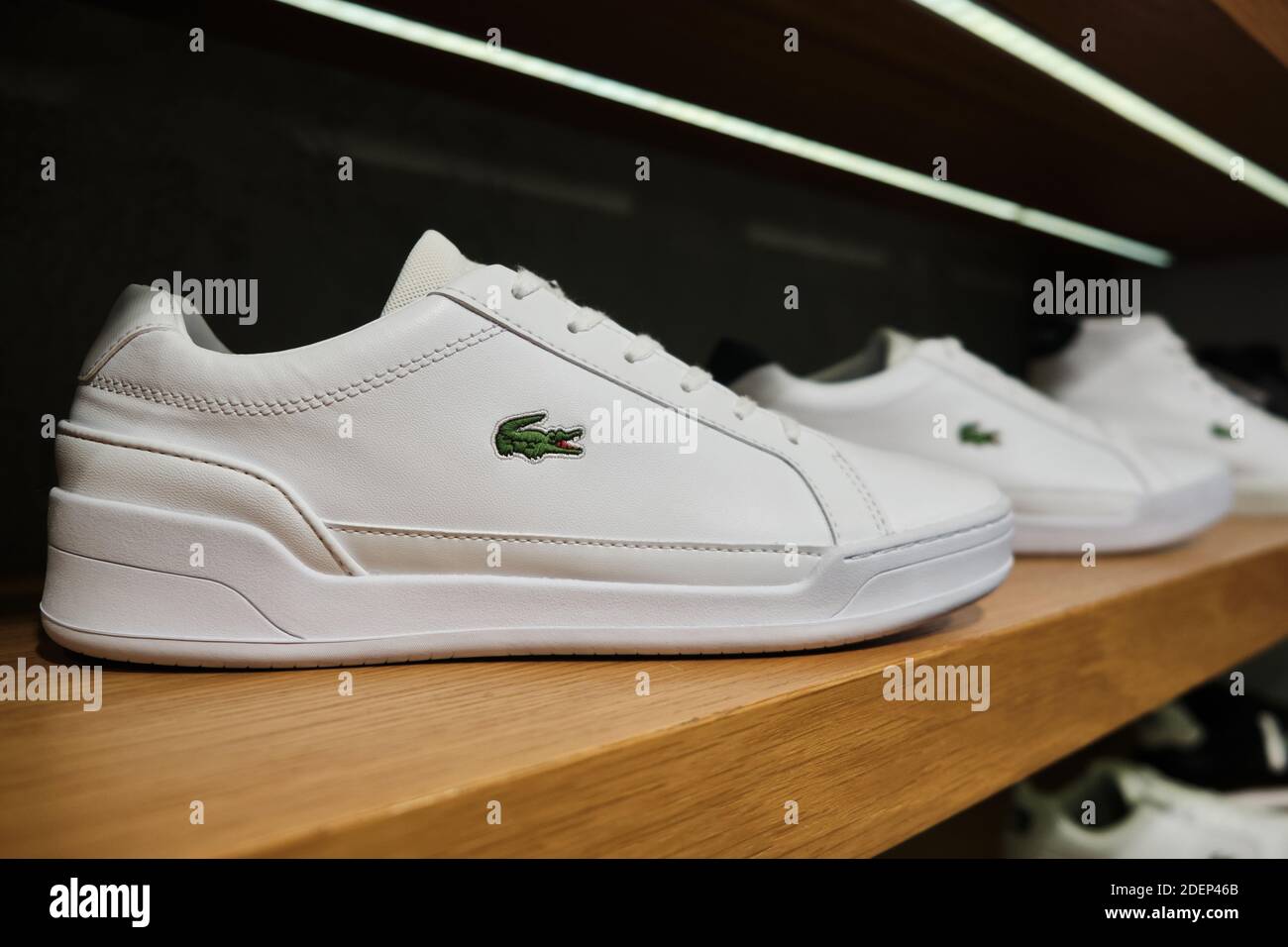 White Lacoste Challenge sneakers presso lo scaffale di store.Mersin, Turchia - Novembre 2020 Foto Stock