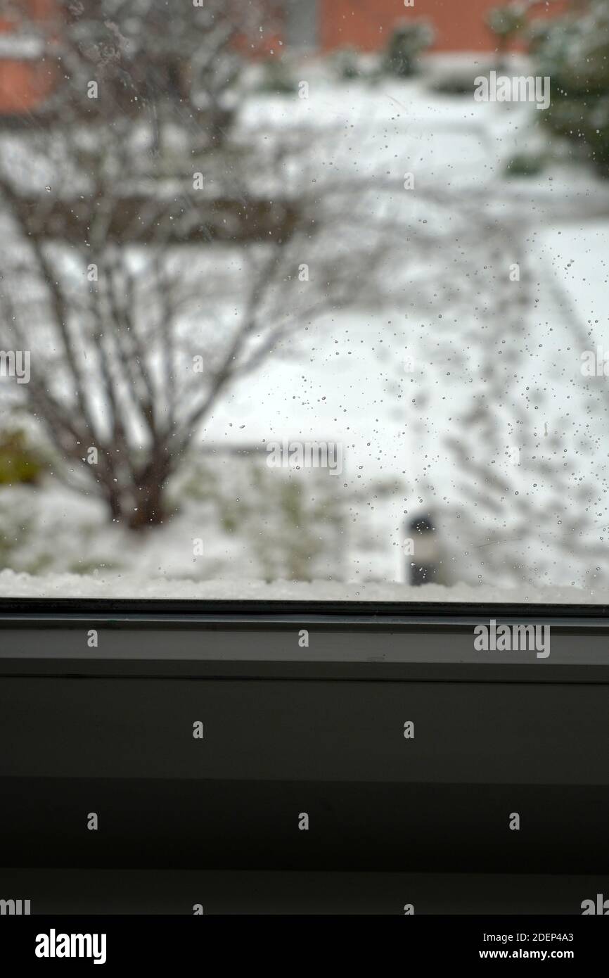 Vista fuori dalla finestra su un cortile in inverno sotto la neve. La neve non è stata eliminata, ci sono impronte di scarpe. Comportano il pericolo di incidenti. Foto Stock