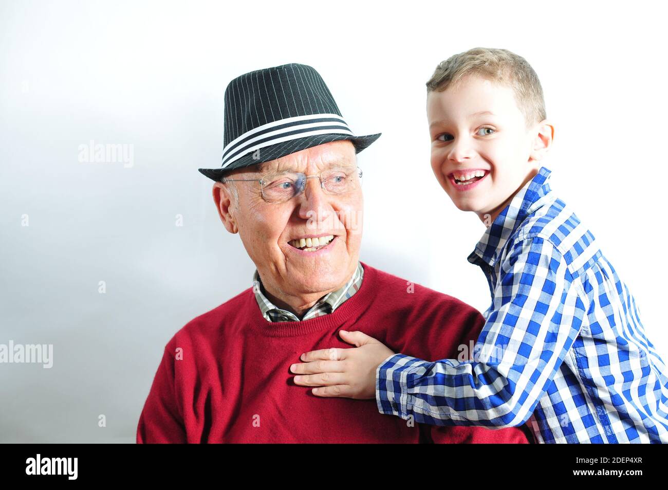 Generazioni di nonno con nipote e cappello Foto stock - Alamy