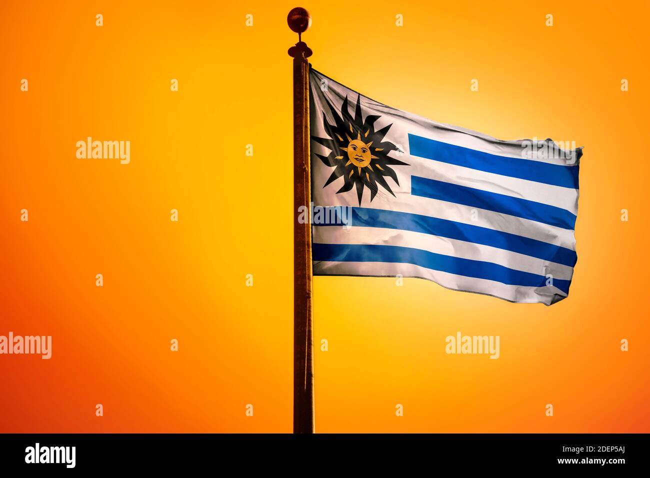 Uruguay, Repubblica Orientale dell'Uruguay Bandiera, Bandiera sventolando all'alba Foto Stock