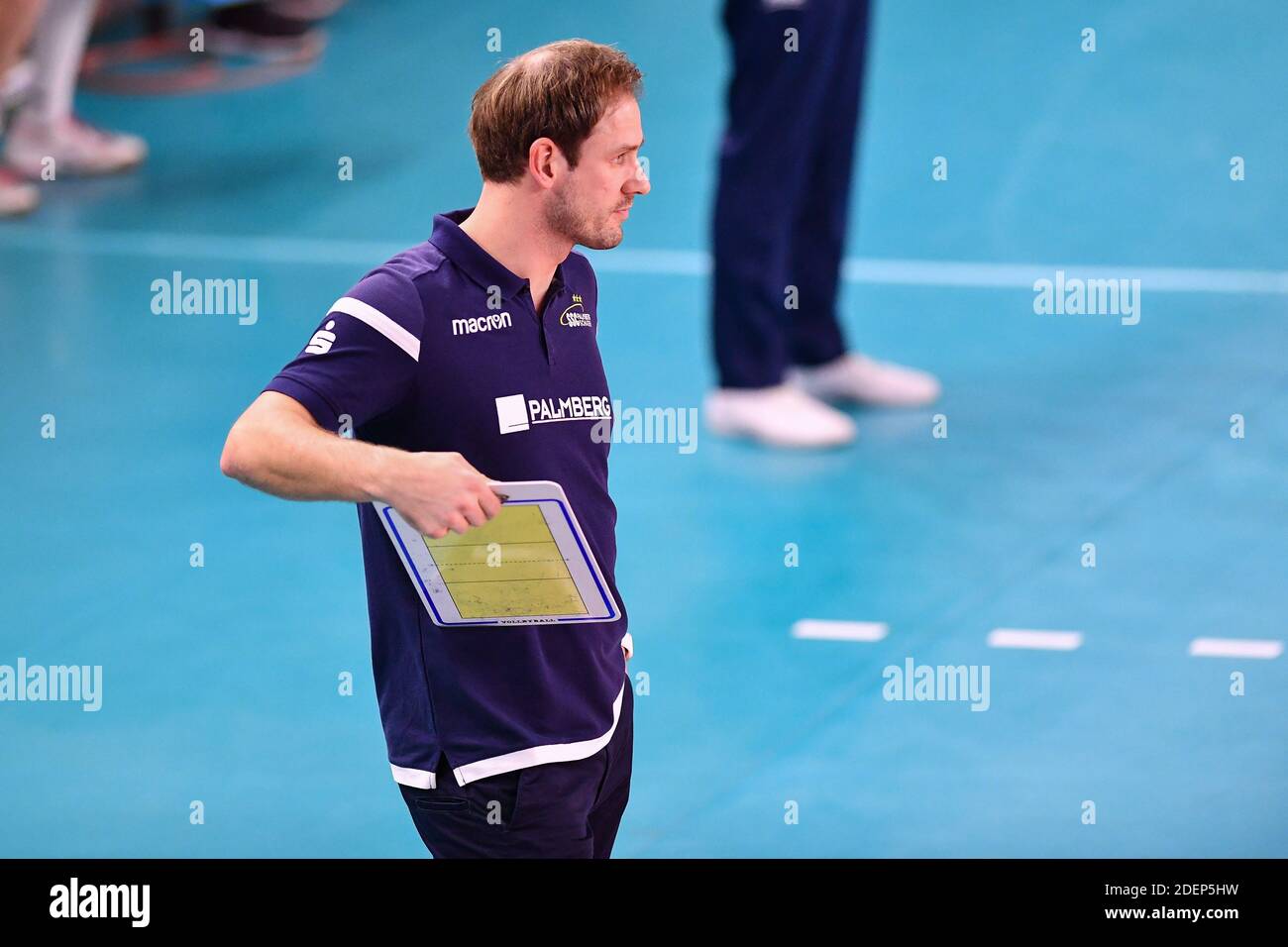 Scandicci, Firenze, Italia. 01 dicembre 2020. Felix Koslowski (Head Coach SSC Palmberg Schwerin) durante SSC Palmberg Schwerin vs Developres SkyRes Rzeszow, CEV Champions League Women volley match a scandicci, firenze, Italia, dicembre 01 2020 Credit: Independent Photo Agency/Alamy Live News Foto Stock