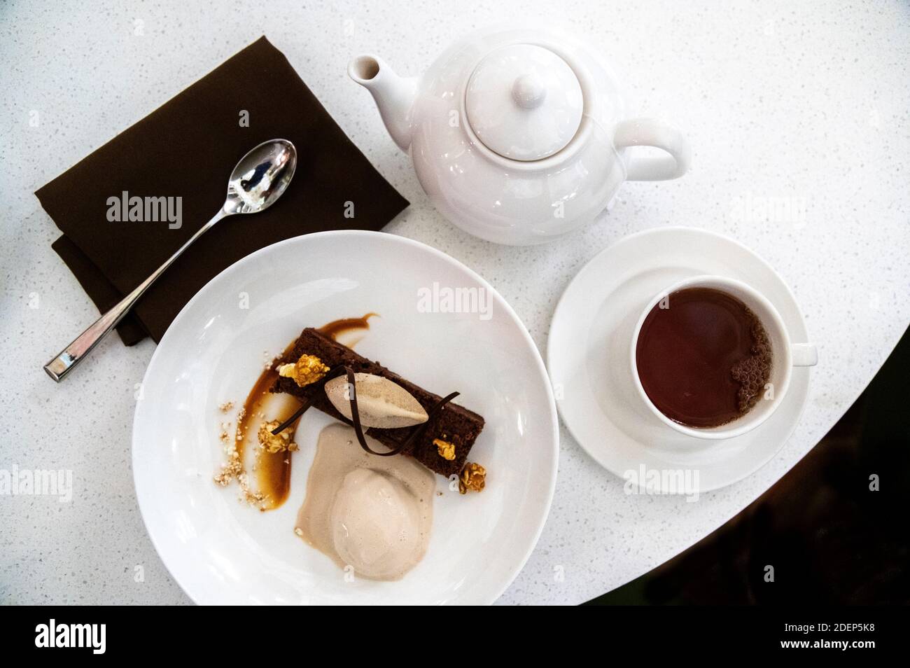 tè caldo, brownie e gelato sul tavolo Foto Stock