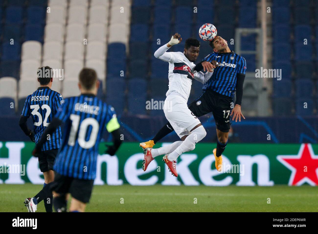 Gewiss Stadium, Bergamo, Italia, 01 dic 2020, Cristian Romero (Atalanta) e Sory Kaba (FC Midtjylland) contrastano durante l'Atalanta Bergamasca Calcio vs FC Midtjylland, UEFA Champions League Football Match - Foto Francesco Scaccianoce / LM Foto Stock