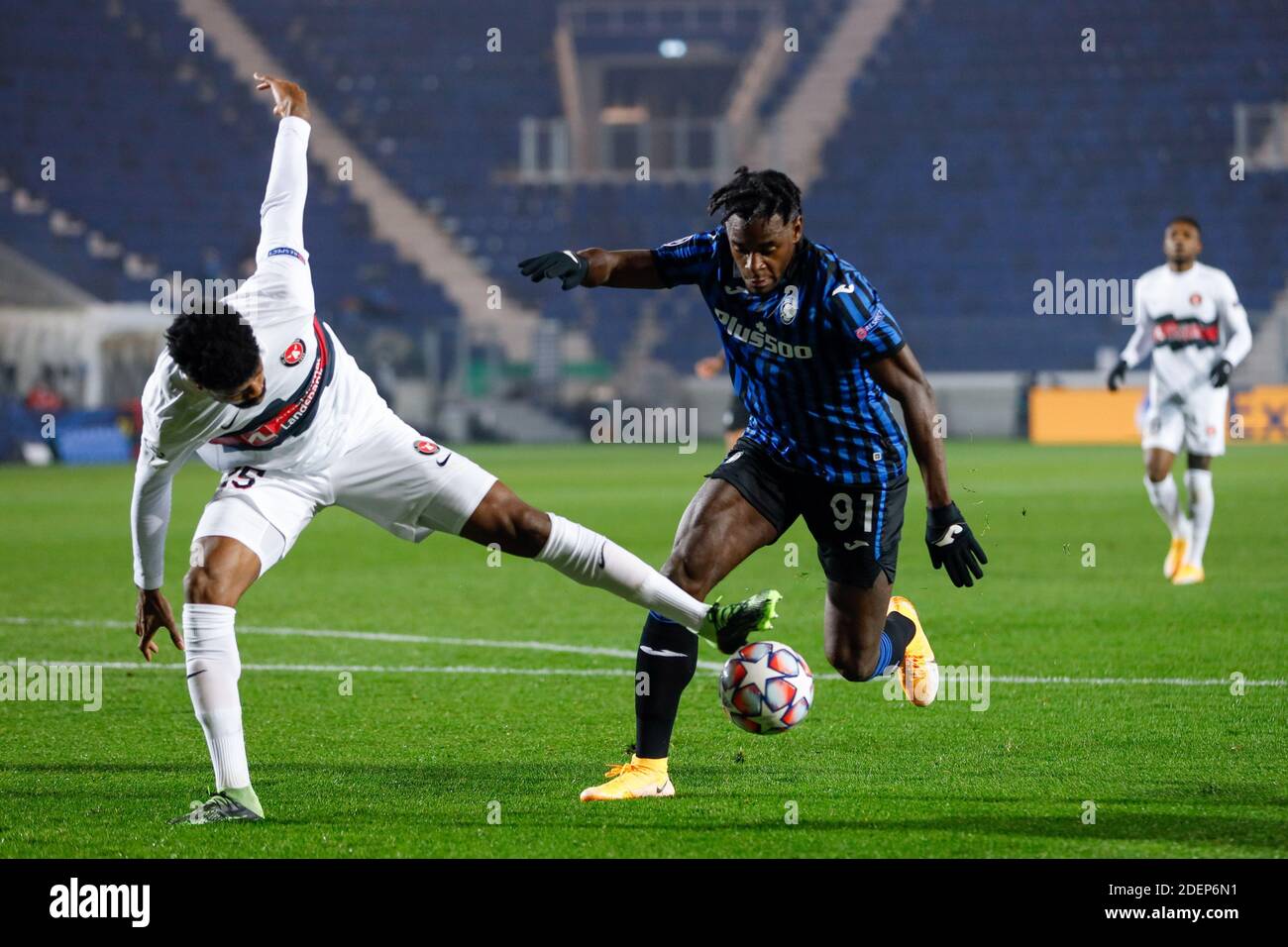 Gewiss Stadium, Bergamo, Italia, 01 dic 2020, Duvan Zapata (Atalanta) e Manjrekar James (FC Midtjylland) contrastano durante l'Atalanta Bergamasca calcio vs FC Midtjylland, UEFA Champions League football match - Foto Francesco Scaccianoce / LM Foto Stock