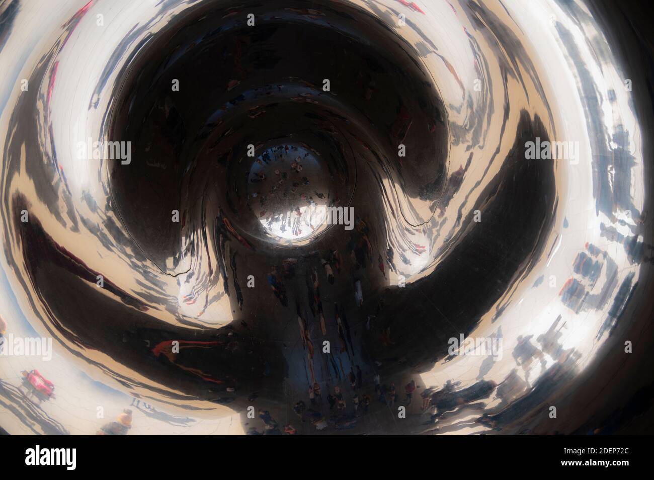 Riflessione sotto il Cloud Gate o la scultura Bean in Chicago Foto Stock