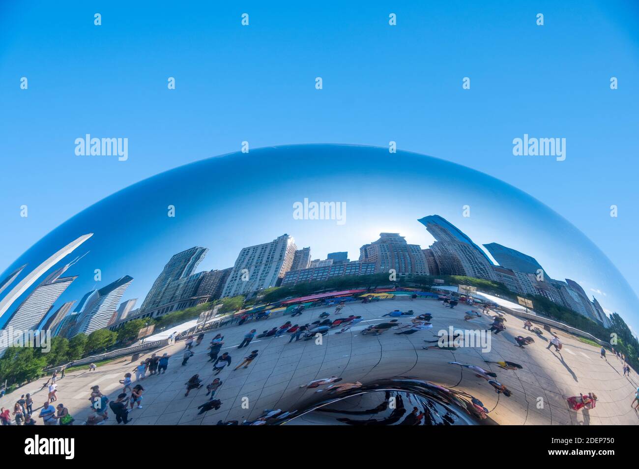 Lo skyline di Chicago si riflette sul Cloud Gate o sul Bean scultura Foto Stock