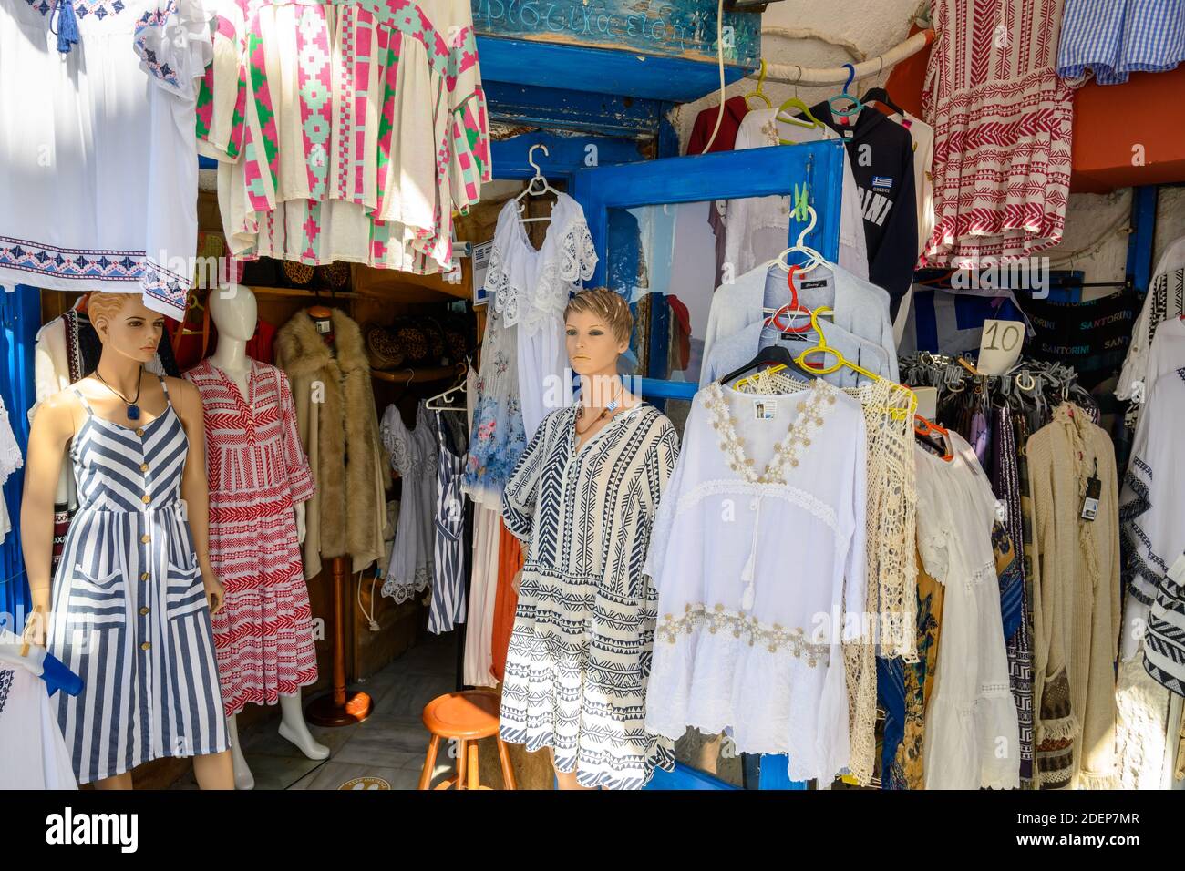 Santorini Greece, 17 settembre 2020: Negozio con abbigliamento in strada a  Fira su Santorini in Grecia Foto stock - Alamy