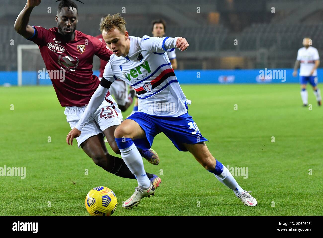 Torino, Italia. 30 novembre 2020. Mikkel Damsgaard (38) di Sampdoria e Soualiho Meite (23) di Torino visto nella Serie UNA partita tra Torino e Sampdoria allo Stadio Olimpico di Torino. (Foto: Gonzales Photo - Tommaso Fimiano). Foto Stock