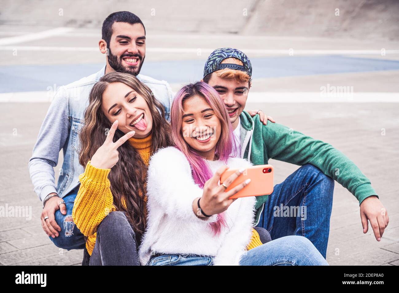 Felici amici adolescenti multirazziali sorridono mentre si prende un selfie dentro La strada della città - nuovo concetto di stile di vita normale con i giovani gli studenti si divertono insieme Foto Stock