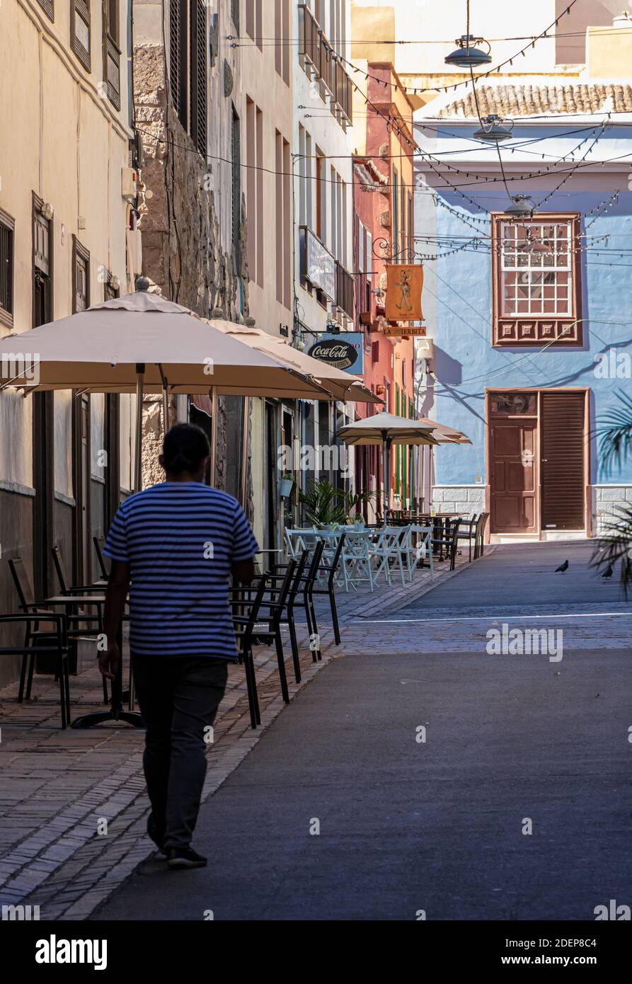 Ristorante vuoto durind la pandemia di covid in una città europea. Tenerife, centro della città, strada pedonale con ristoranti terrazza è vuoto al pranzo ho Foto Stock