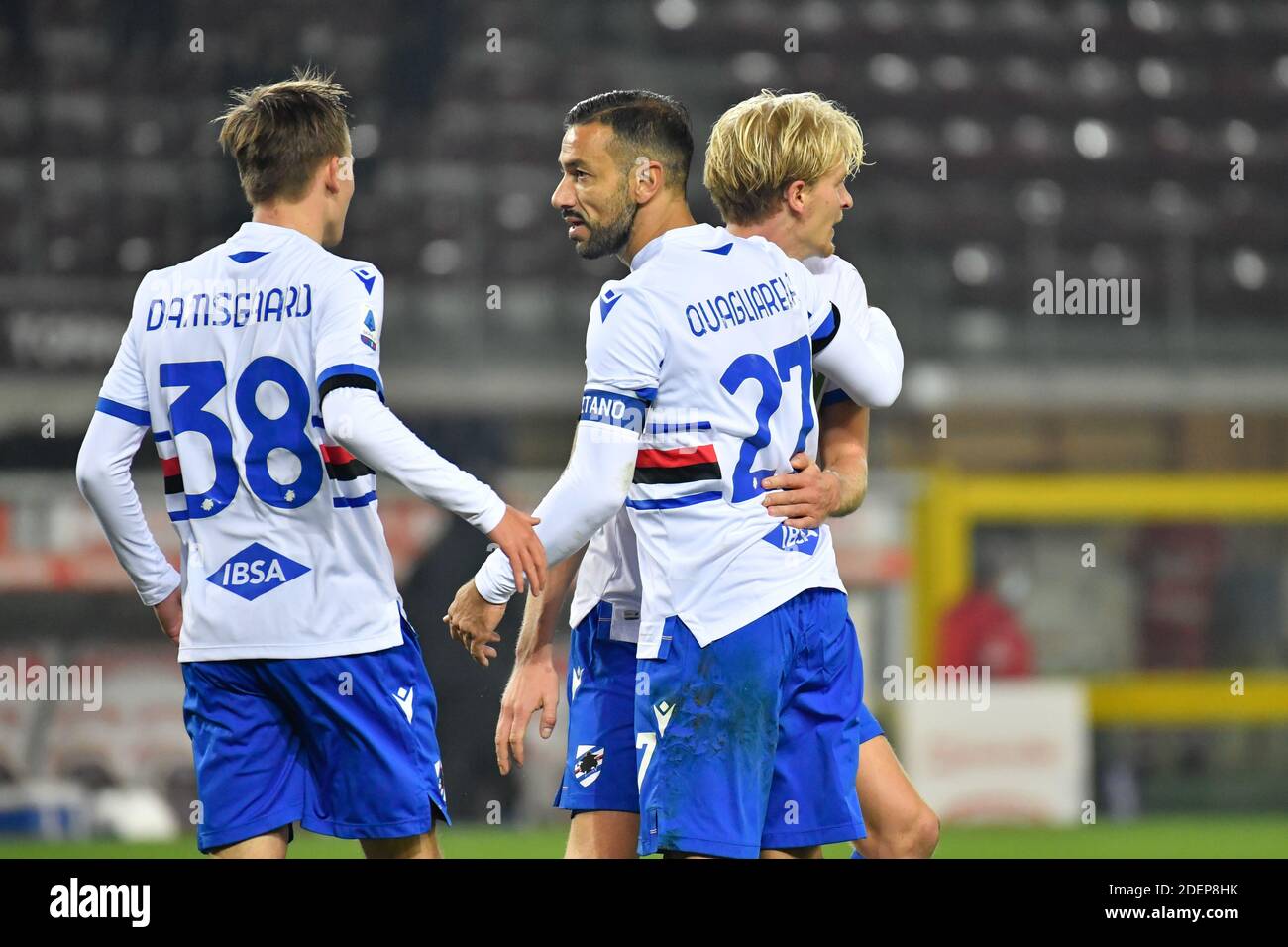 Torino, Italia. 30 novembre 2020. Mikkel Damsgaard (38) e Morten Thorsby (18) festeggiano con il portiere Fabio Quagliarella (27) di Sampdoria nella Serie UNA partita tra Torino e Sampdoria allo Stadio Olimpico di Torino. (Foto: Gonzales Photo - Tommaso Fimiano). Foto Stock