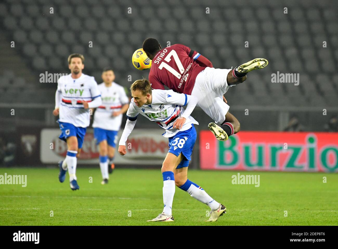 Torino, Italia. 30 novembre 2020. Mikkel Damsgaard (38) di Sampdoria e Wilfried Siro (17) di Torino visto nella Serie UNA partita tra Torino e Sampdoria allo Stadio Olimpico di Torino. (Foto: Gonzales Photo - Tommaso Fimiano). Foto Stock