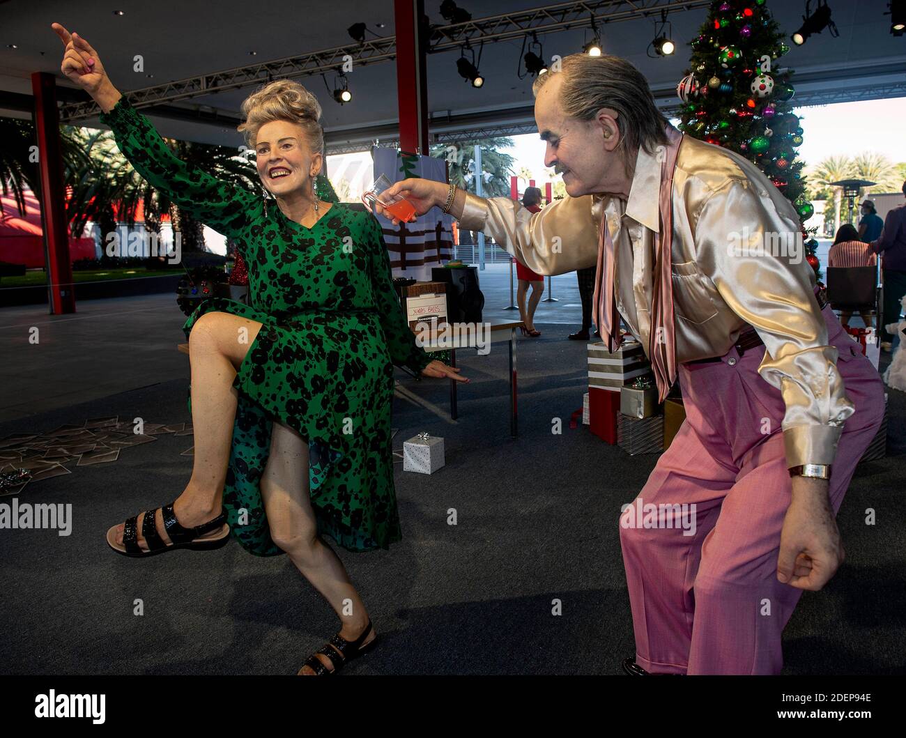 Dicembre 01., 2020, Los Angeles, California, USA - un dettaglio dall'installazione dell'artista Alex Prager, ''Farewell, Work Holiday Parties, '' attualmente in vista all'aperto nella piazza di benvenuto Smidt del Los Angeles County Museum of Art. Una delle vittime della pandemia COVID-19 è la festa di Natale, E le sculture figurative di Prager satirizzano alcune di queste situazioni di festa troppo familiari e scomode. Credit: Brian Cahn/ZUMA Wire/Alamy Live News Foto Stock