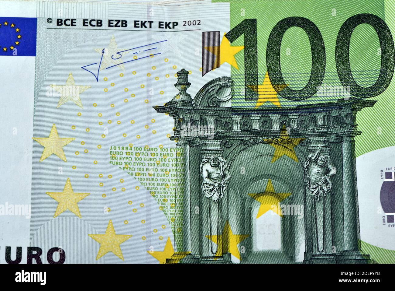 un mucchio di 10,000 euro -1000 € - in uno centinaia di 100 banconote in  euro isolate su sfondo bianco Foto stock - Alamy