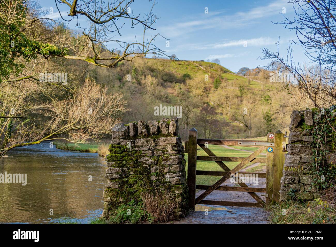 Una passeggiata nella bellissima valle di Dovedale in direzione di Milldale la foto mostra il fiume e un cancello sul sentiero proprio come la valle si allarga Foto Stock